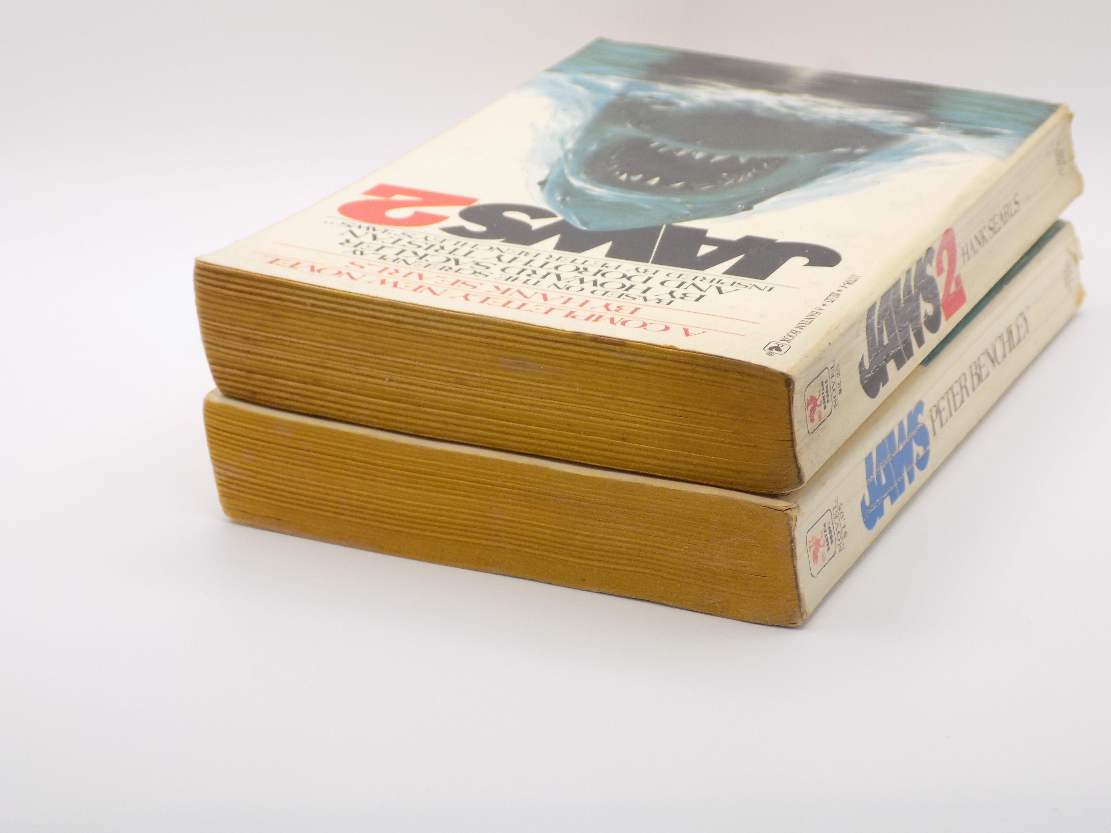 Jaws & Jaws 2 by Peter Benchley & Hank Searls [Paperbacks, Bantam]